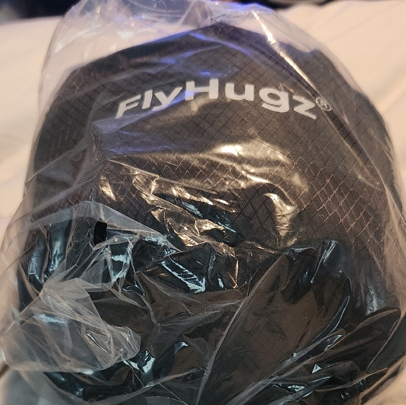 FlyHugz Black Travel Neck Pillow - Picture 3 of 3